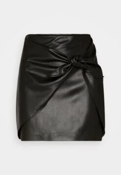 Guess Alya Wrap Skirt - Jupe Portefeuille - Jet Black Multi 12 Guess Alya Wrap Skirt - Jupe Portefeuille - Jet Black Multi -Magasin Général De Mode bca8b930b2b84746aa98dd06736718ba