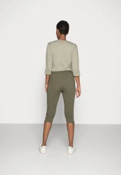 Kaffe Jillian Capri Pants - Short - Grape Leaf -Magasin Général De Mode bcc23a604343475bbd820cb392cbb9fd