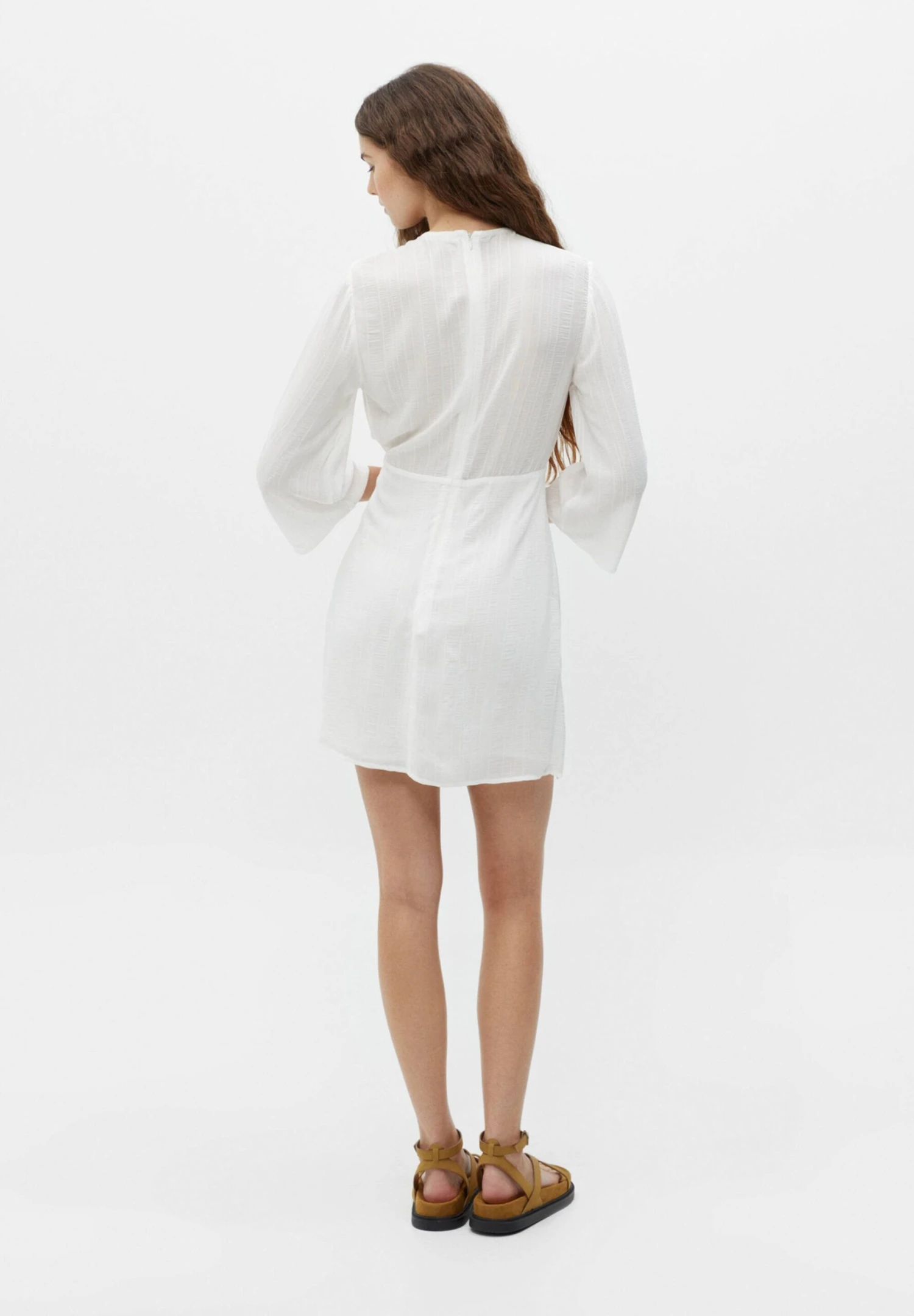 PULL & BEAR Bell Sleeve Wrap - Robe De Jour - White 5 PULL & BEAR Bell Sleeve Wrap - Robe De Jour - White – Image 3