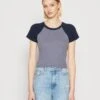 Hollister Co. Slim Crew - T-Shirt Imprimé - Grisaille/Navy Raglan -Magasin Général De Mode bfd3b82bbb99460e9d8de2ccc2a59afa