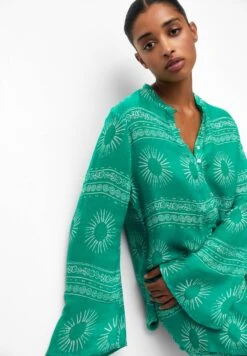 PULL & BEAR Printed Rustic - Blouse - Green -Magasin Général De Mode c4882e0ae3e74f51926172a491fc2e46