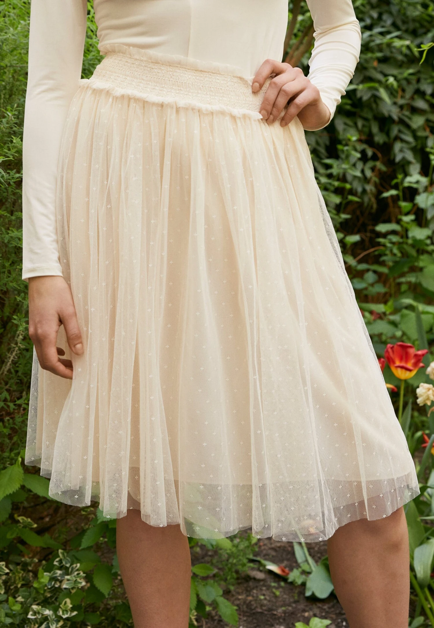 Needle & Thread Honeycomb Smocked Midi Skirt - Jupe Trapèze - Champagne 5 Needle & Thread Honeycomb Smocked Midi Skirt - Jupe Trapèze - Champagne – Image 3