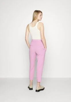 Boss Tapia Smart Trousers With Belt - Pantalon Classique - Open Pink 10 Boss Tapia Smart Trousers With Belt - Pantalon Classique - Open Pink -Magasin Général De Mode c6ae1185d63f4109b8e8c6baf45598b4