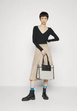 Lightweight V-Neck - Pullover - Black 14 Lightweight V-Neck - Pullover - Black -Magasin Général De Mode c85c4b7d98c14221901728655eb5950a