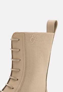 Emporio Armani Capsule Icon - Bottes À Lacets - Beige -Magasin Général De Mode cef3da4638934f4e92031f6b741bea6a