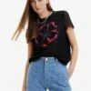 Desigual Arty Tulle Sleeve - T-Shirt Imprimé - Black 2 Desigual Arty Tulle Sleeve - T-Shirt Imprimé - Black -Magasin Général De Mode d1f4aea8336248cb8938629853a728b7