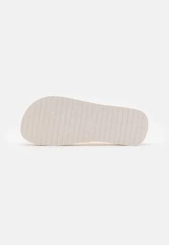 Calvin Klein Jeans Beach Flatform - Tongs - Ancient White/Raspberry Sorbet -Magasin Général De Mode d3ba6a1be7944418b0b13cf92609c54f