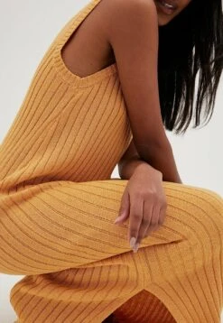 NA-KD Mit V-Ausschnitt - Robe Longue - Light Orange -Magasin Général De Mode d969aea782d644dda98edeb49802201a