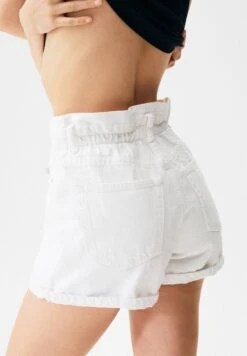 PULL & BEAR High Waist Paperbag - Short En Jean - White 13 PULL & BEAR High Waist Paperbag - Short En Jean - White -Magasin Général De Mode d9bbc037597240da95e7b9b3a61997f8