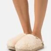 Ugg Fuzz Sugar - Chaussons - Natural 1 Ugg Fuzz Sugar - Chaussons - Natural -Magasin Général De Mode dacbaa059d464c96a98aeb961e3b81d7