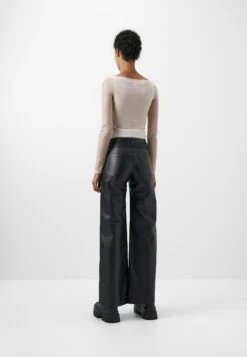 032c Carbon Copy Twin Set - Gilet - White -Magasin Général De Mode dc7f5ced42eb4b06b95b340cb7927810