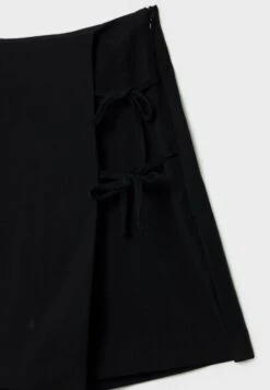 Stradivarius Flowing With Bow Detail - Jupe Portefeuille - Metallic Black -Magasin Général De Mode df3b24b6e948452bb5989172fb521ee3