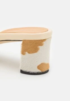 Chaise - Mules À Talons - Crème -Magasin Général De Mode e9f57a2028c64d8c9f65e6d0c79d711a