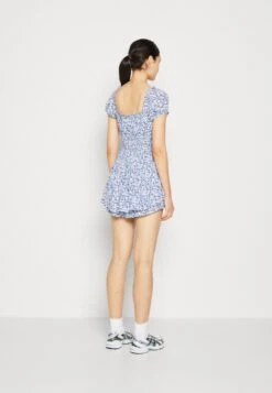 Hollister Co. Emea Flat Crinkle Romper - Combinaison - Blue Clustered -Magasin Général De Mode ed42282b5a264398987bcdf8836d4ea2