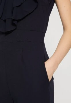 Wal G Priya Ruffle - Combinaison - Navy Blue 13 Wal G Priya Ruffle - Combinaison - Navy Blue -Magasin Général De Mode f30448b24a8744788efca2a904bb162a