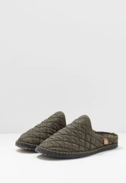 Pantoufle Quilt Men - Chaussons - Olive -Magasin Général De Mode f6f2c1b897f747dfb316af9bf372edf1