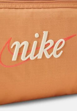 Nike Performance Gym Club Retro - Sac De Sport - Amber Brown/Bright Crimson -Magasin Général De Mode f7afe1eab428496abd7651dae3c56b8a