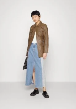 Natalie Croco Embossed Belted Jacket - Manteau Court - Taupe Shinny -Magasin Général De Mode fa7ca4a2ceca475882241fa22d2cf135