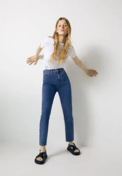 PULL & BEAR Mom Fit - Jeans Fuselé - Dark-Blue Denim 16 PULL & BEAR Mom Fit - Jeans Fuselé - Dark-Blue Denim -Magasin Général De Mode fd33e0306a94466ba95a88540cebb812