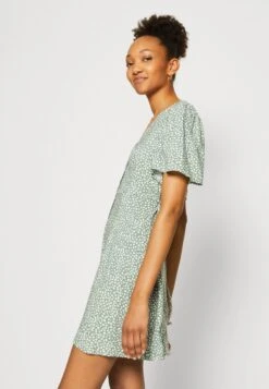 Vero Moda Vmalba Ss Short Wvn Noos - Robe Chemise - Laurel Wreath -Magasin Général De Mode fdc5eecc8a1c4869b72b405019a207df